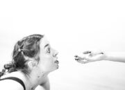 Kim jest ten człowiek, co tak broczy krwią? / What  bloody man is that?