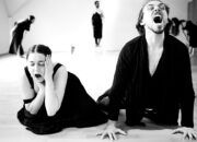 Kim jest ten człowiek, co tak broczy krwią? / What  bloody man is that?