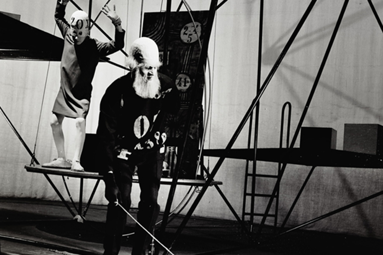 „Faust wg J.W. Goethego”, reż. Jerzy Grotowski, Teatr Polski w Poznaniu, 1960. Akt I: Wagner (Kazimierz Łastawiecki) i Faust (Władysław Głąbik) w pracowni. Fot. Grażyna Wyszomirska, ze zbiorów Instytutu Teatralnego im. Zbigniewa Raszewskiego w Warszawie