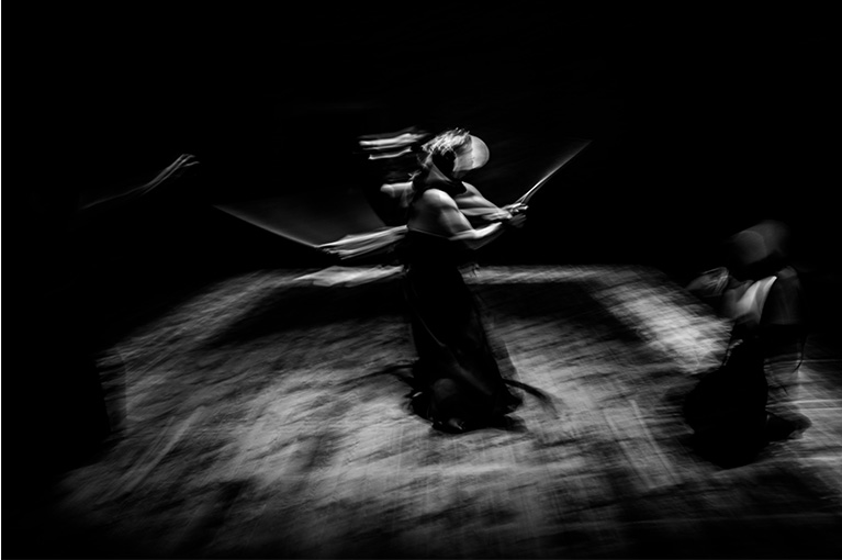 Kim jest ten człowiek, co tak broczy krwią? / What  Bloody Man Is That?