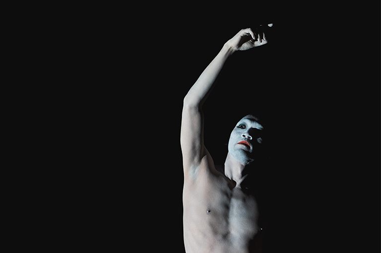 Butō jako transkulturowa choreopolityka śmierci. Peryferie, migracje i nieoczywiste genealogie tańca ciemności